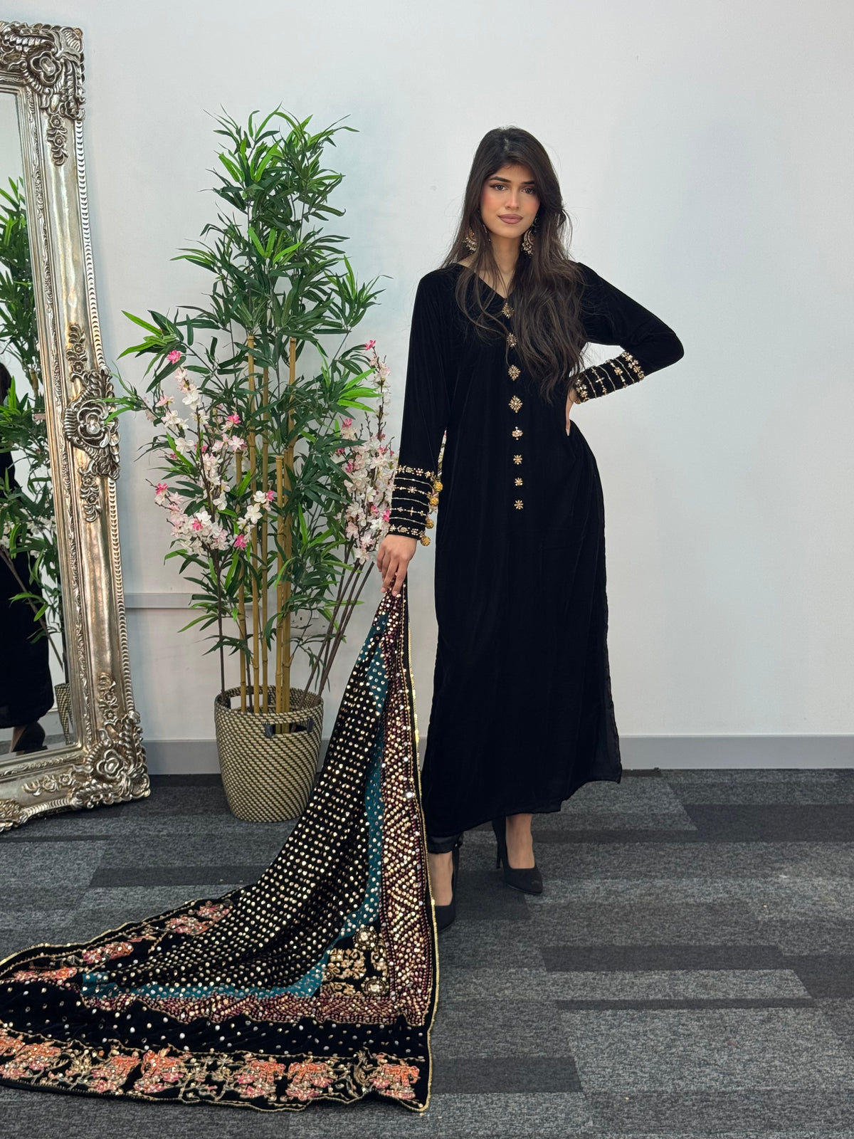 Komal - Velvet - Black