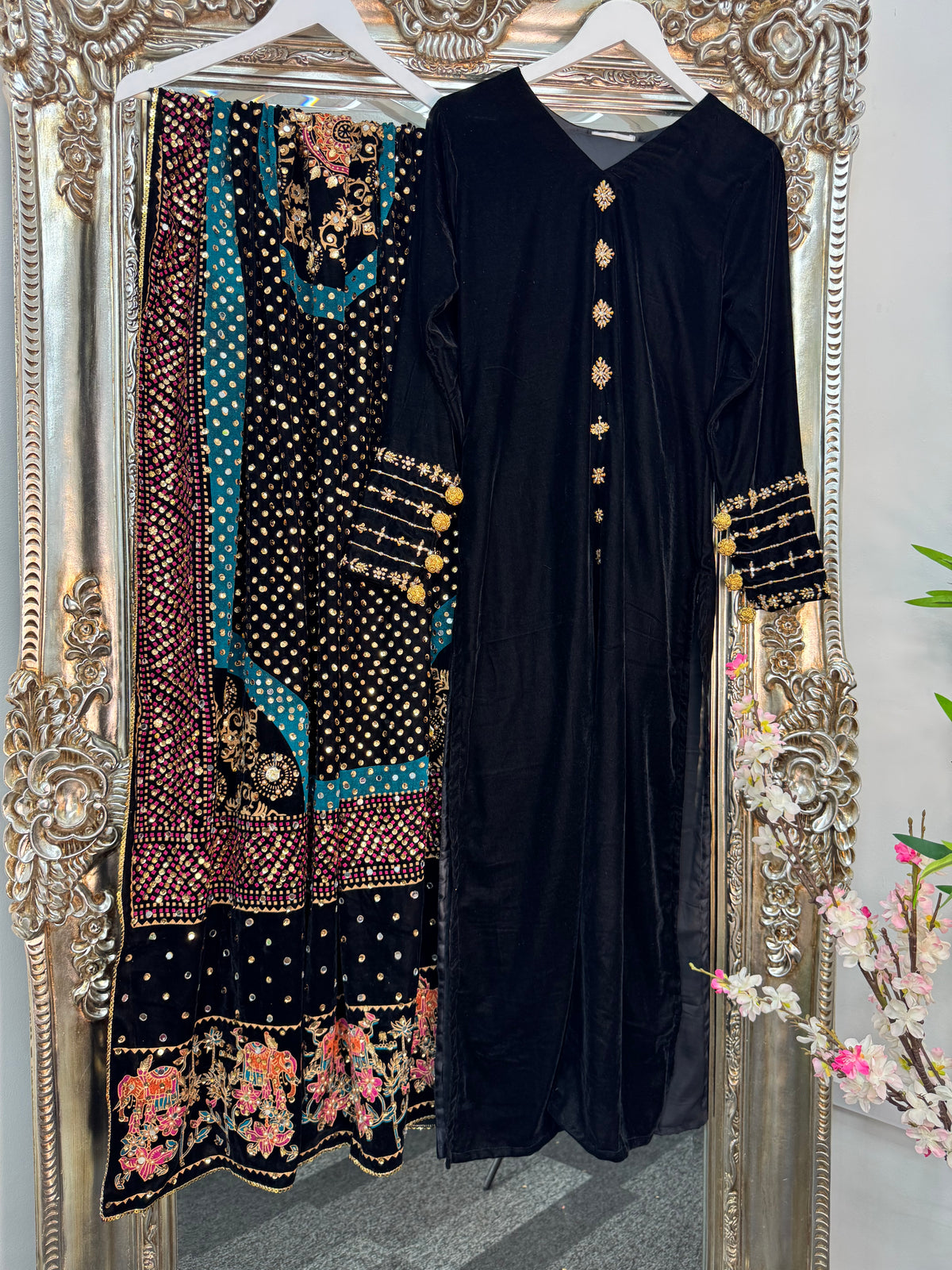 Komal - Velvet - Black