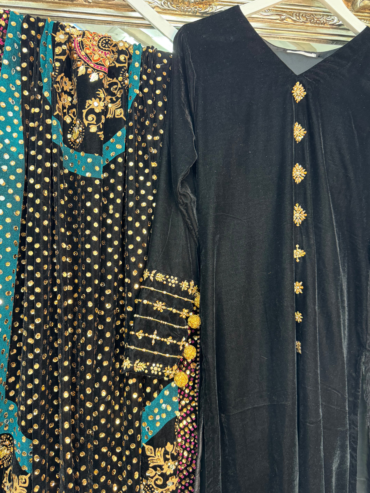 Komal - Velvet - Black