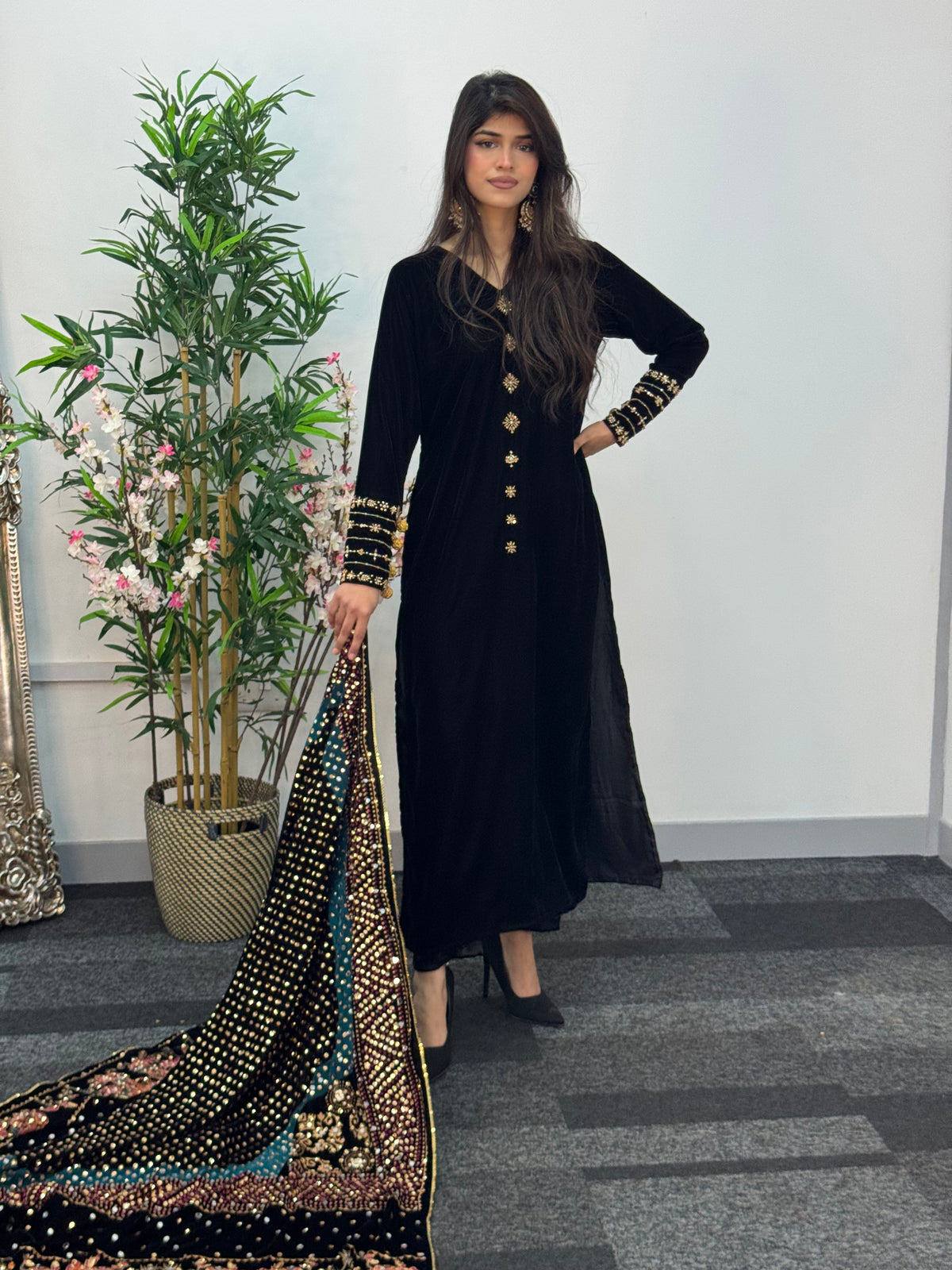 Komal - Velvet - Black
