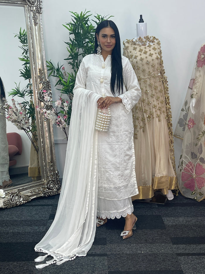 casual women's outfit Paper Lawn | Chikankaari - white
