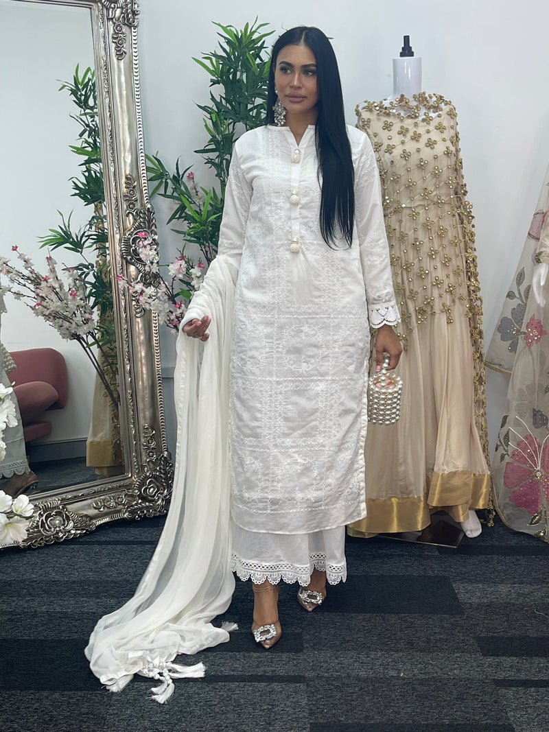 casual women's outfit Paper Lawn | Chikankaari - white